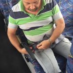 La unidad de educación y seguridad vial realiza la campaña al uso del cinturón de seguridad en pasajeros de bus de transporte público en la comuna.